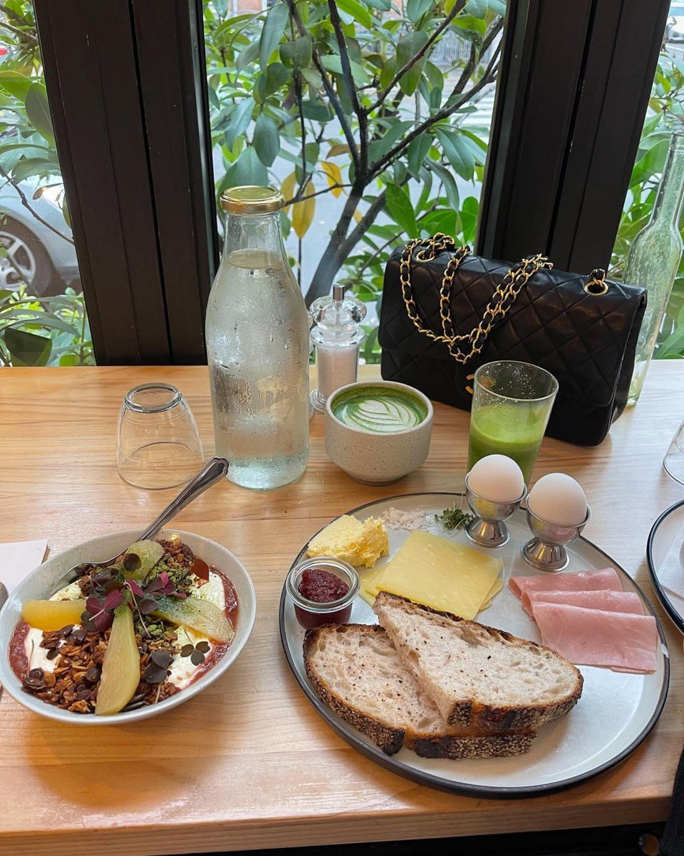 GentleEdie8's tweet image. "Enjoy lunch time! Today I have a healthy salad, toast with cheese and ham, and a glass of green juice to refresh myself. The greenery outside the window, paired with my favorite handbag, is the perfect start to the afternoon! #lunch #healthylife #foodtime"😋😋