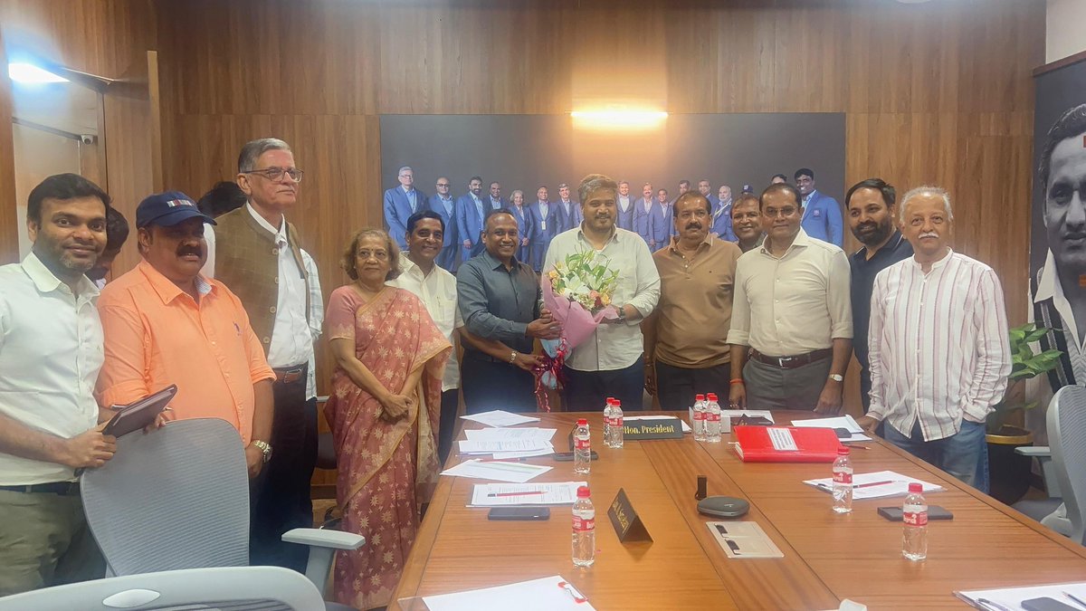 RRPSpeaks's tweet image. ‘महाराष्ट्र राज्य कुस्तीगिर परिषदे’च्या अध्यक्षपदी निवड झाल्याबद्दल ‘महाराष्ट्र क्रिकेट असोसिएशन’च्या (MCA) अपेक्स बॉडी मेंबर्सच्यावतीने सत्कार करुन शुभेच्छा दिल्या. MCA मध्ये माझ्यासोबत कायमच अधिकाधिक चांगलं काम करणाऱ्या या सर्व पदाधिकाऱ्यांचे मनापासून आभार!