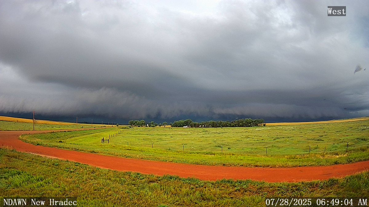 DarylRitchison's tweet image. This was the view @NDAWNmesonet New Hrdec right before the 60 mph wind at 10 feet (3 meters) was recorded. #ndwx