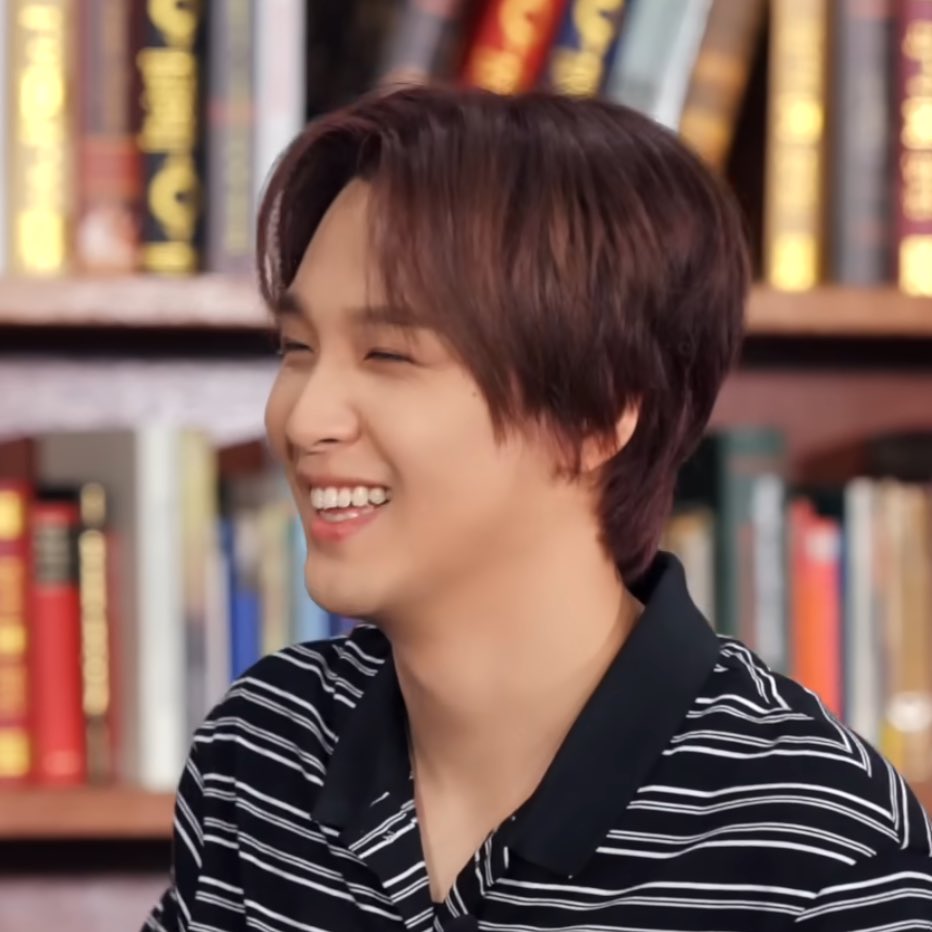 haezzarazza's tweet image. 꼼수 쓰려다가 들켜가지고 웃는거 봐 ㄱㅇㅇ