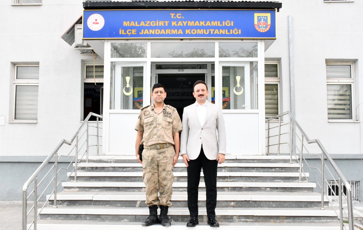 📌 Kaymakamımız Göksu Bayram İlçe Jandarma Komutanlığını Ziyaret Etti.

Kaymakamımız Göksu Bayram, İlçe Jandarma Komutanlığına yeni atanan Jandarma Yüzbaşı Erol Sakman'ı makamında ziyaret etti. Çalışmalar hakkında bilgi alan Kaymakamımız, İlçe Jandarma Komutanı Yüzbaşı Erol
