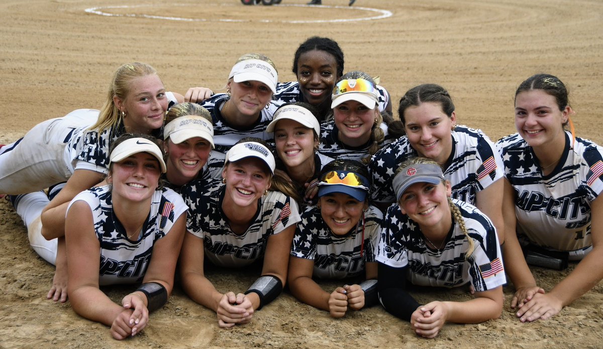 18uCovino's tweet photo. This team ❤️ Can’t believe it’s a wrap on the season…now to enjoy some time off with friends and family before we’re back at it in the fall. https://t.co/hIDEPCQl6o