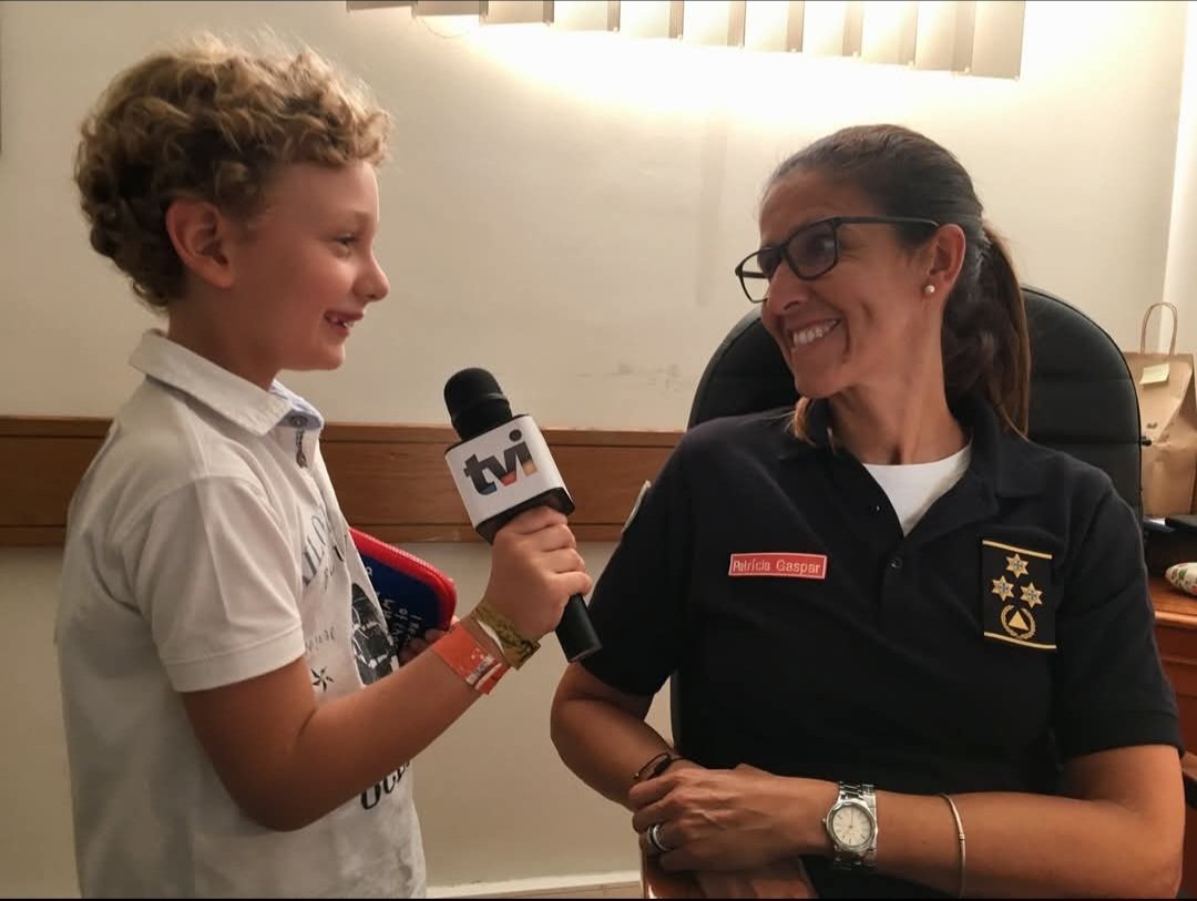 28 JUL 2025 ... 25 anos de Proteção Civil 💙💚🧡
O menino da foto, tirada em agosto 2017, é o Diogo, filho de um colega que sonhava ser jornalista e a foto é uma das minhas preferidas deste percurso...