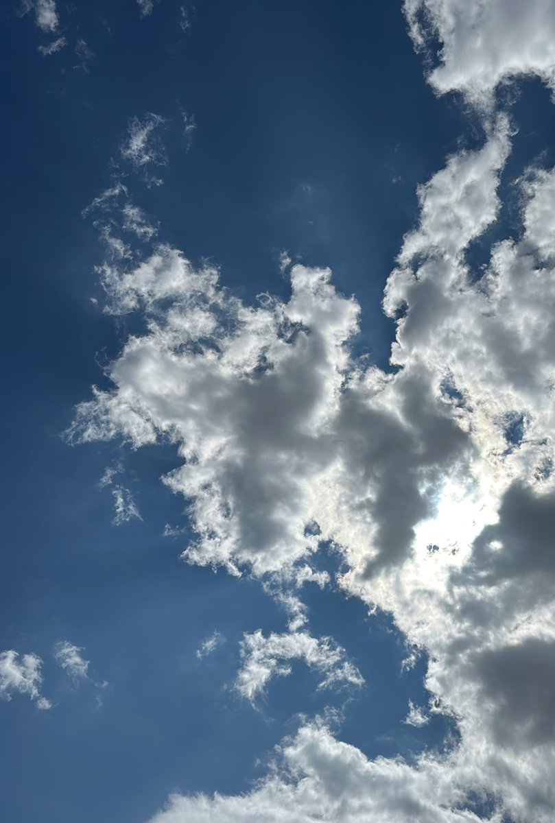 Electromignion's tweet image. Celebrating the fact I’m outside + there are cool looking clouds