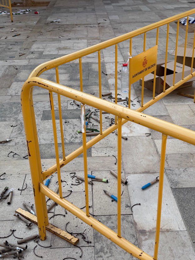 Per no netejar, l’Ajuntament de Catalá  no neteja ni la brutícia que generen les activitats que organitza. Quasi 24 hores després del correfoc així estava la Pl. del Patriarca. I és el centre…