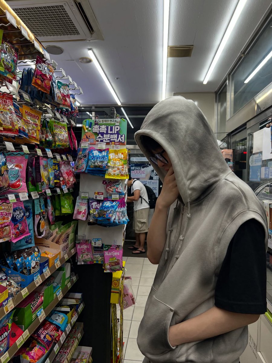 LJ0633's tweet image. 근데 뻘하게 이중에 어떤 젤리 골랏을까 궁금함