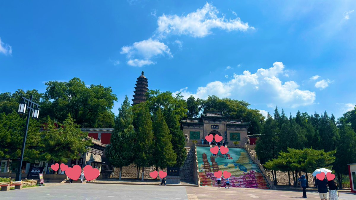 mikonyu's tweet image. 今回観光したのは、中心部からも近い双塔寺（永祚寺）。文字通り２つの塔が聳え立つお寺で、寺までの空間は市民広場みたいになっています。これがかなり豪華なんだ！
寺に向かうまでにかかっている橋は（１枚目）3本あって、サイド2本は大臣の橋、真ん中は皇帝の橋だそう。わたしは勿論真ん中を選択！