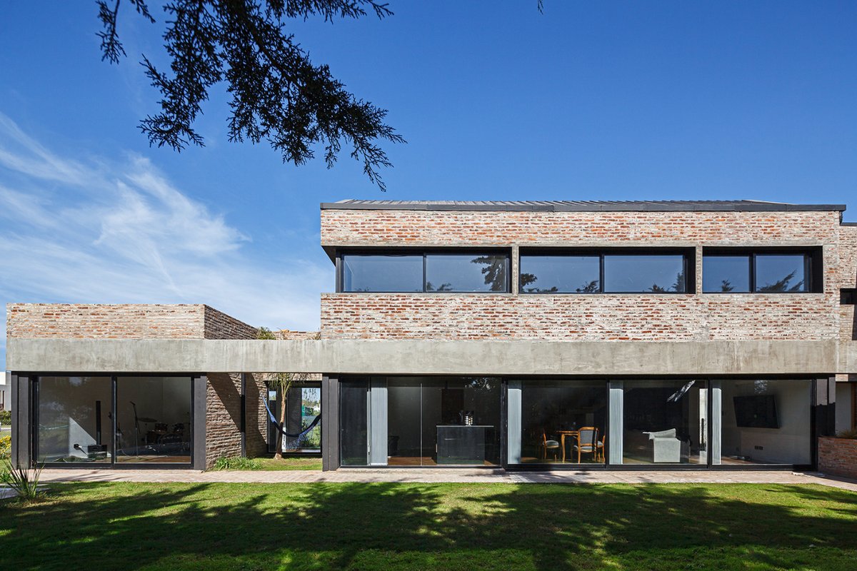 retokommerling's tweet image. #ComoEnCasaEnNingunSitio _
Casa en voladizo diseñada por Adolfo Schlieper Arquitectos.
Fotografías: Walter Gustavo Salcedo.
#Arquitectura #Architecture