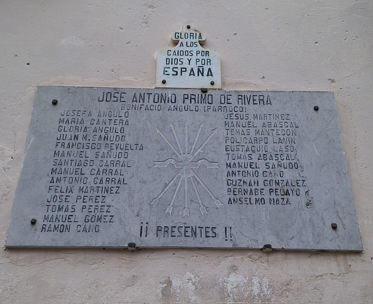 Algo que ilustra muy bien la clase de pocilga que es España es cómo Iglesia y ayuntamientos mantienen sin rubor todo tipo de elementos ensalzando la dictadura, con la seguridad de que nadie va a mover un dedo, ni legalmente ni desde la acción directa para eliminarlos.
Jodido, eh?