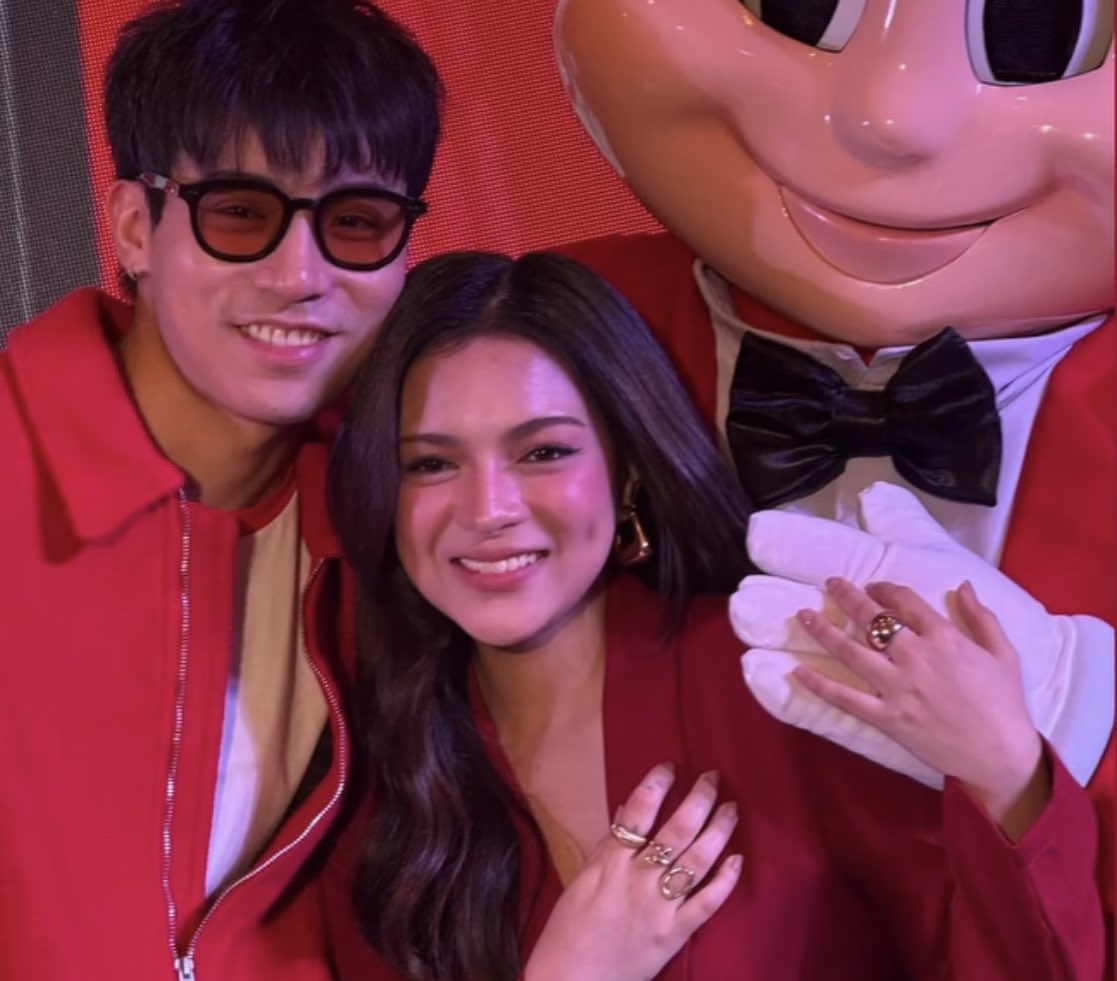hourelyx's tweet image. look for a man who will never get tired of being with you all day 👀
jollibee endorsement ganap + pasig river esplanade (shooting for miss ivana vlog) + tumambay sa condo ni miks (basta si miwo yan) 🚬
PAHINGI PO NG ISANG BRENT MANALO?!!