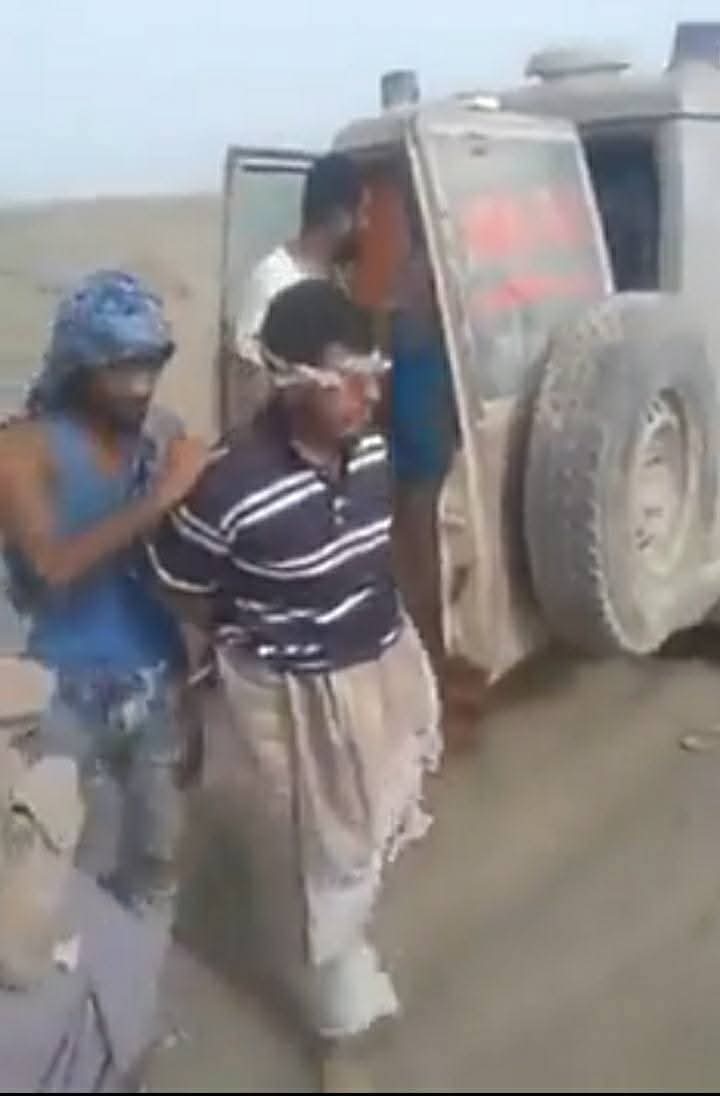 هذا الخنزير الخوثي
ابو شهد الجرادي احد القادة الخوثيين
الذي حاربو انتفاضة الثاني من ديسمبر

لم يستطع العميدصالح 
دعسه في صنعاء بسبب قلة الامكانيات
وفارق التسليح بينهم وبين الخوثيين
الذي نهبو كل سلاح الدوله

لاكن تم دعسة في الساحل الغربي
بعد الاعداد والتجهيز الصح
 من العميد طارق