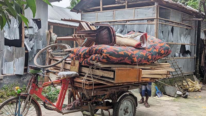 VHindus71's tweet image. In Gangachara, Rangpur, Hindus are being forced to flee their ancestral homes as if 1971 is repeating itself.
π Locals say Muslim groups threatened them: βLeave Bangladesh or weβll abduct your daughters.β
Hindus begged the Bangladesh Army for help but received no protection.