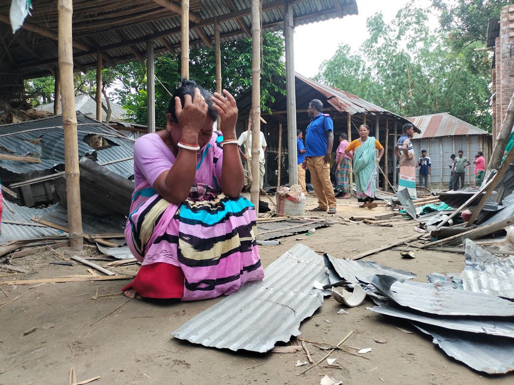 VHindus71's tweet image. In Gangachara, Rangpur, Hindus are being forced to flee their ancestral homes as if 1971 is repeating itself.
π Locals say Muslim groups threatened them: βLeave Bangladesh or weβll abduct your daughters.β
Hindus begged the Bangladesh Army for help but received no protection.