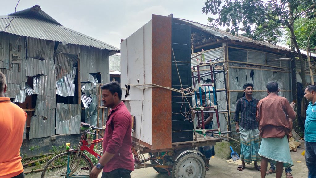 VHindus71's tweet image. In Gangachara, Rangpur, Hindus are being forced to flee their ancestral homes as if 1971 is repeating itself.
π Locals say Muslim groups threatened them: βLeave Bangladesh or weβll abduct your daughters.β
Hindus begged the Bangladesh Army for help but received no protection.
