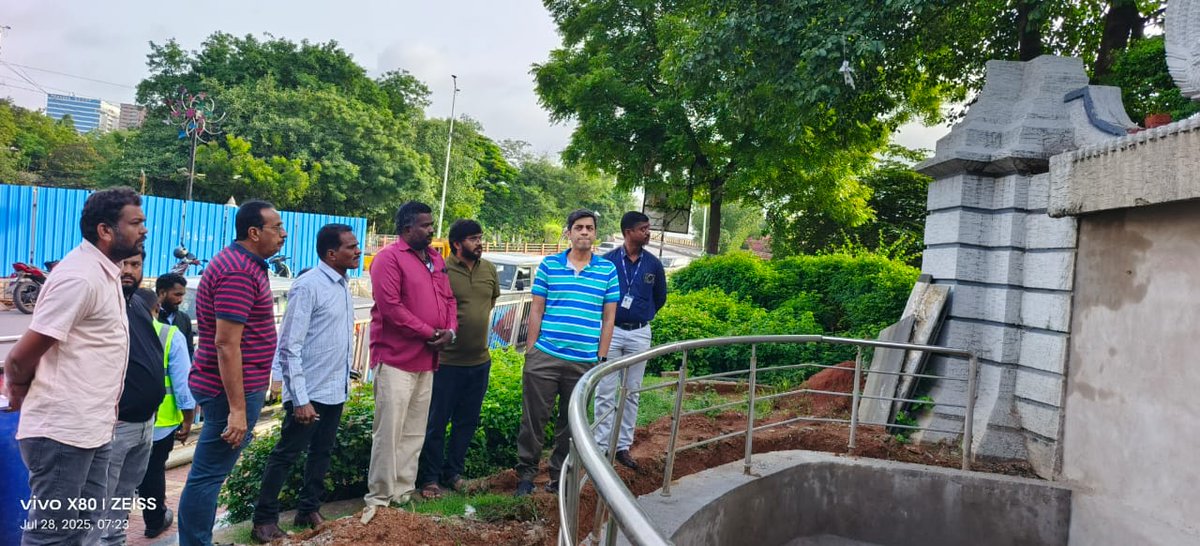 Zonal Commissioner Khairatabad, GHMC (@zc_khairatabad) on Twitter photo Today, inspected the ongoing development works at Khairatabad Junction, Khairatabad Flyover, and Telugu Thalli Flyover.
Focused on enhancing connectivity, traffic flow, and aesthetics under <a href="/CommissionrGHMC/">Commissioner GHMC</a> <a href="/gadwalvijayainc/">Vijayalaxmi Gadwal, GHMC MAYOR</a> <a href="/PrlsecyMAUD/">Prl Secy MAUD.</a> <a href="/GHMCOnline/">GHMC</a> Today, inspected the ongoing development works at Khairatabad Junction, Khairatabad Flyover, and Telugu Thalli Flyover.
Focused on enhancing connectivity, traffic flow, and aesthetics under <a href="/CommissionrGHMC/">Commissioner GHMC</a> <a href="/gadwalvijayainc/">Vijayalaxmi Gadwal, GHMC MAYOR</a> <a href="/PrlsecyMAUD/">Prl Secy MAUD.</a> <a href="/GHMCOnline/">GHMC</a>