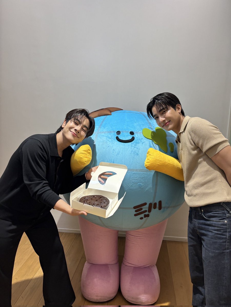 MixOfficialFC's tweet image. 28/07/25
IG : Mr.saturnworld.gmmtv ( Update )
สุกสันวันเกิดฮั้บป๊า 🎂💘
@wixxiws #mixxiw ♡
𖥦 #MRSATURNWORLD