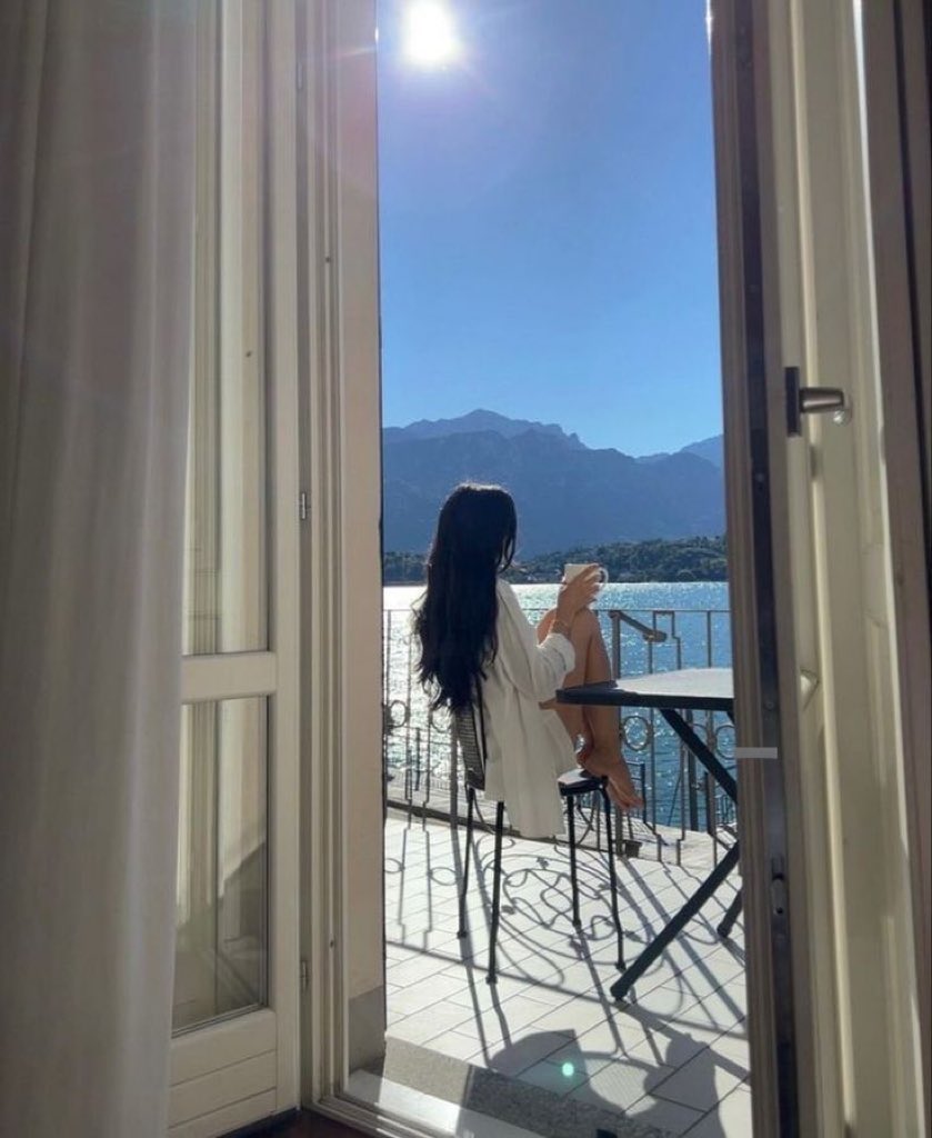 Buenos días.
Hoy es lunes, un terreno fresco aún sin huellas, una página de viento que espera tus pasos.
Camina a tu ritmo, lento si hace falta, firme si el alma lo pide, pero no te detengas.
El sol ya salió a buscarte y la semana te ofrece razones para sonreír, brillar y