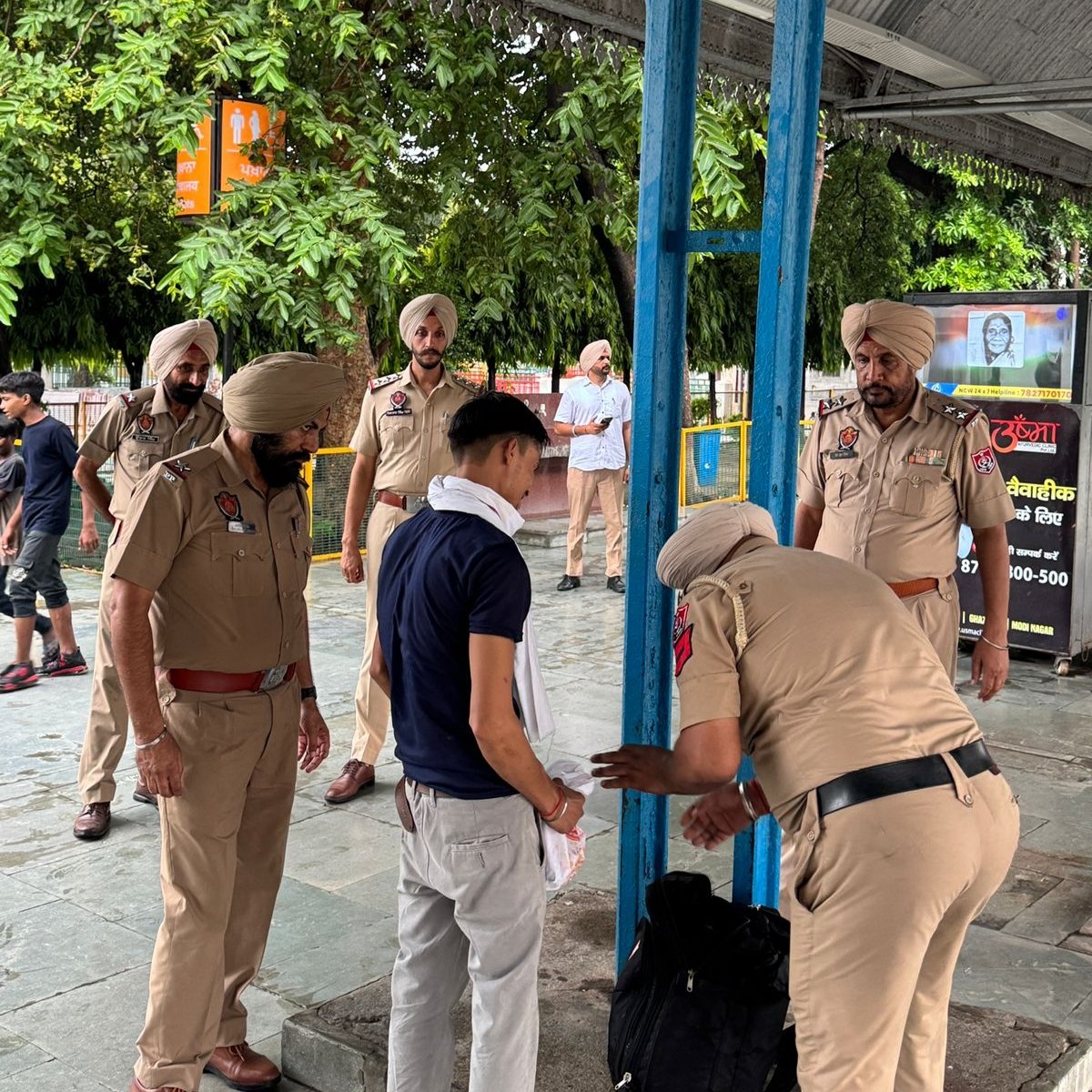 PatialaPolice's tweet image. Checking of suspected commuters underway at Patiala Railway Station 🚨
Under the supervision of concerned SHOs, police teams conducted a #CASO (Cordon and Search Operation) at the station to ensure the safety and security of the public.  #PunjabPolice #SafetyFirst
