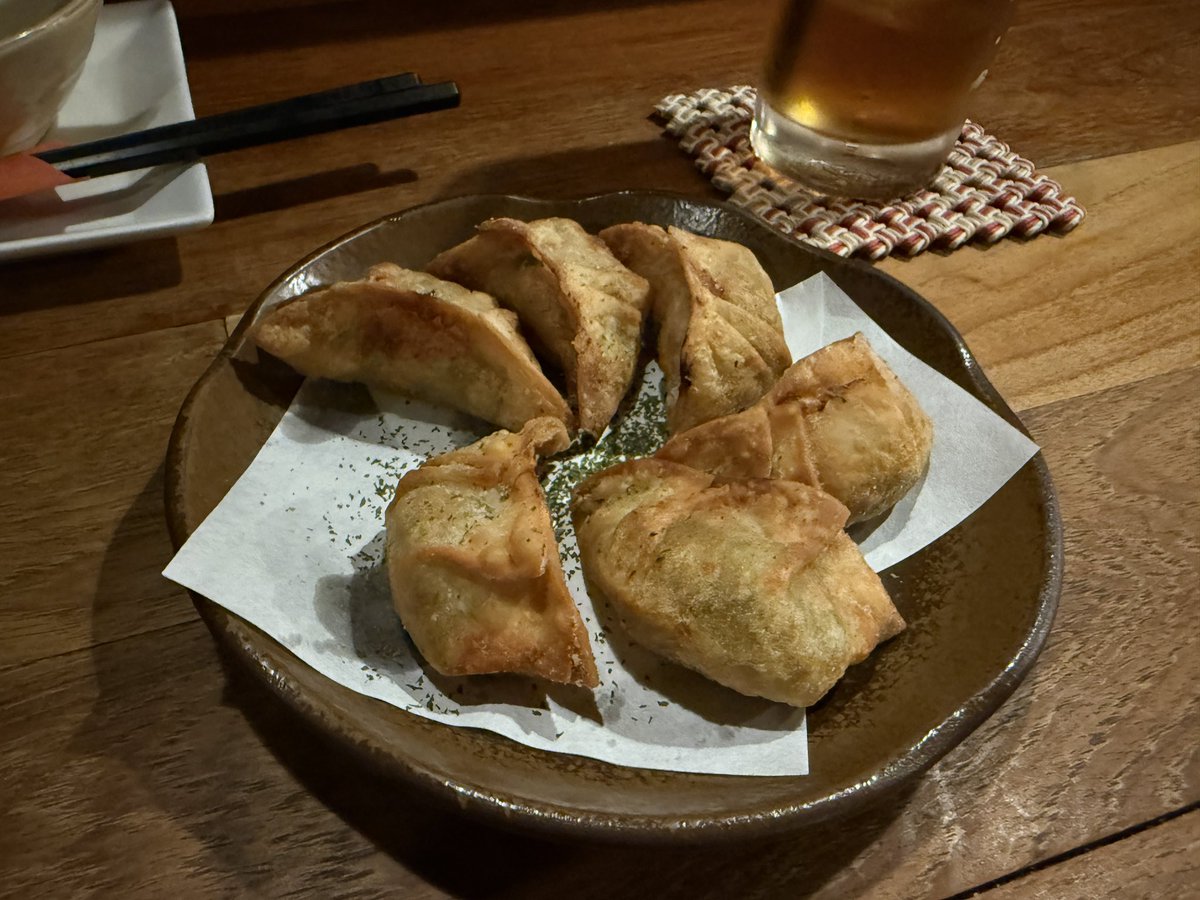 Uechiline's tweet image. 歯止めが効かなくて⭐️夏

去年の3月のジゴロックの時に来た餃子のお店で、去年は満腹で食べれなかった揚げおにぎり茶漬けを食べ、るだけには止まらずに餃子ももちろん食べた、夏だから仕方ない（夏は食欲が増す）