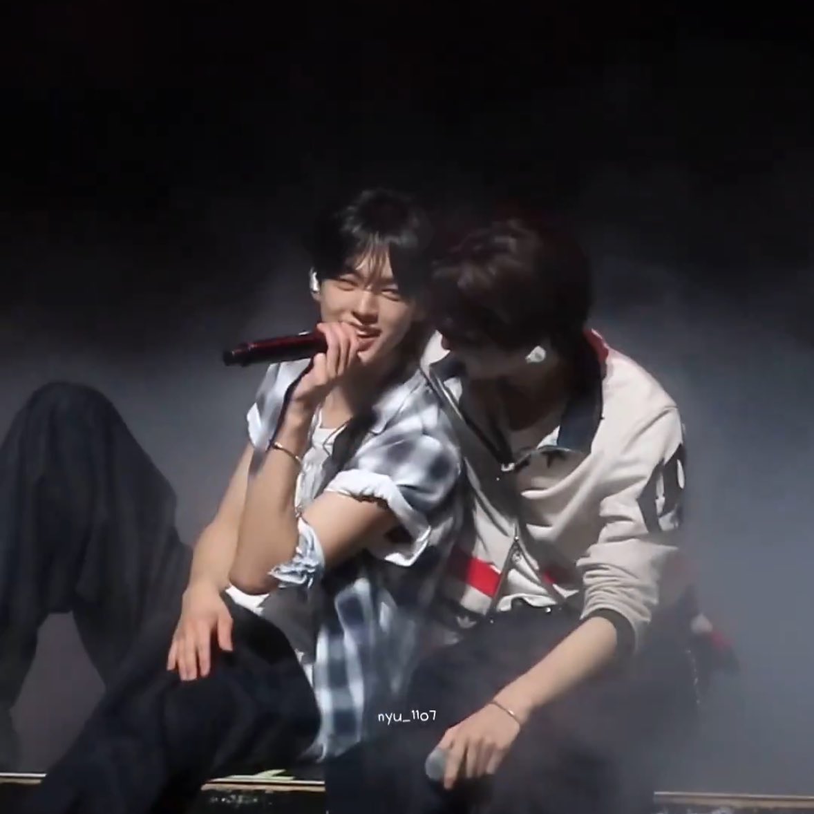 hirowitxus's tweet image. 너무 키스 3초전이잖아아아아아...............🫠🫠