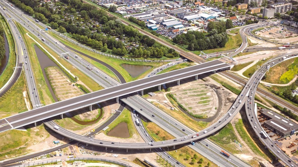 Van maandag 4 augustus 22.00 tot dinsdag 5 augustus 05.00 is de verbindingsboog vanuit Gouda (A20) richting Dordrecht (A16) afgesloten.

Verkeer richting Rotterdam rijdt door op de A20 en keert bij af- en oprit Centrum (14).

We voeren onderhoud uit aan een tijdelijke hulpbrug.