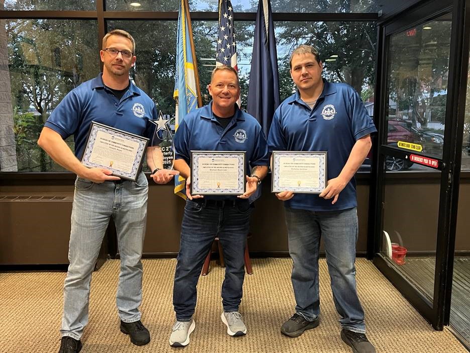 CorrectionsPA's tweet image. Congratulations to Erie CCC Monitors Joseph Mayo, Michael Machinski, and Nicholas Gardner on being named the Bureau of Community Corrections’ Employees of the Quarter for the second quarter of 2025!
On May 14, Monitor Machinski was notified that a reentrant was attempting…