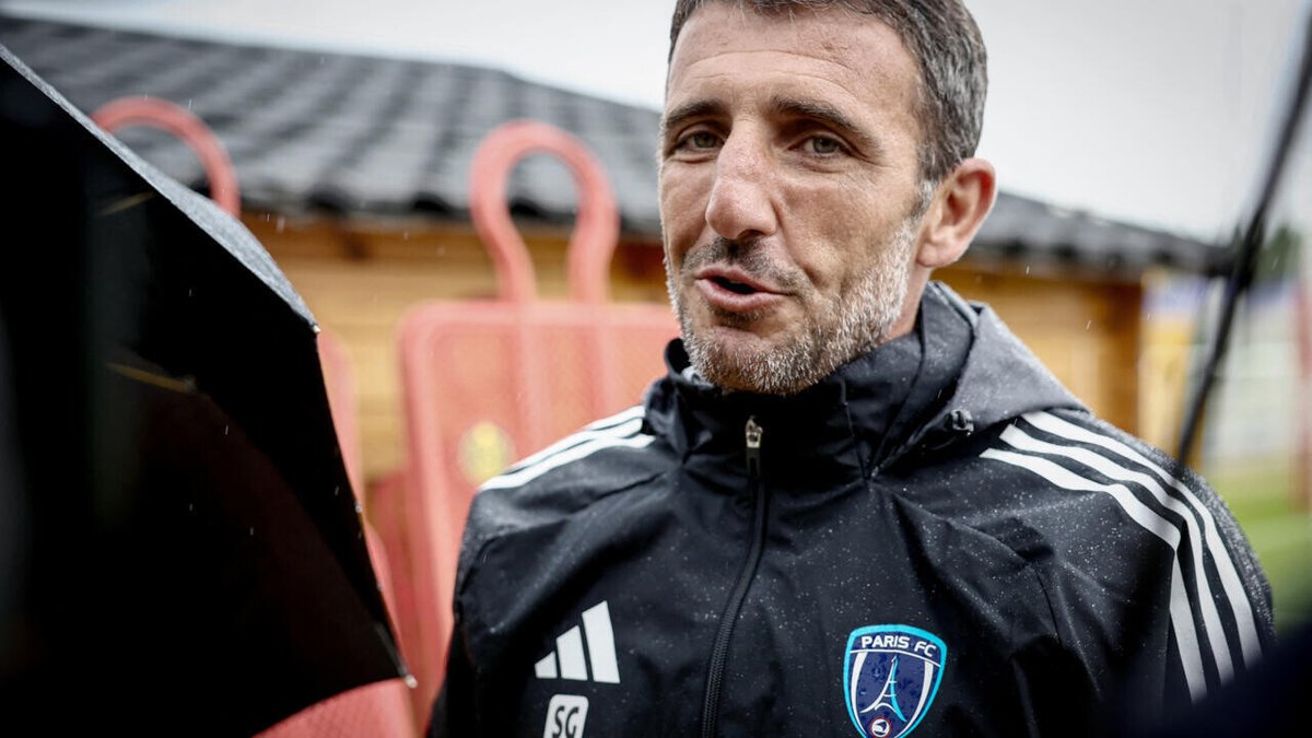RFI's tweet image. Foot: l’entraîneur Stéphane Gilli découvre la Ligue 1 avec le Paris FC
➡️ go.rfi.fr/ZJL