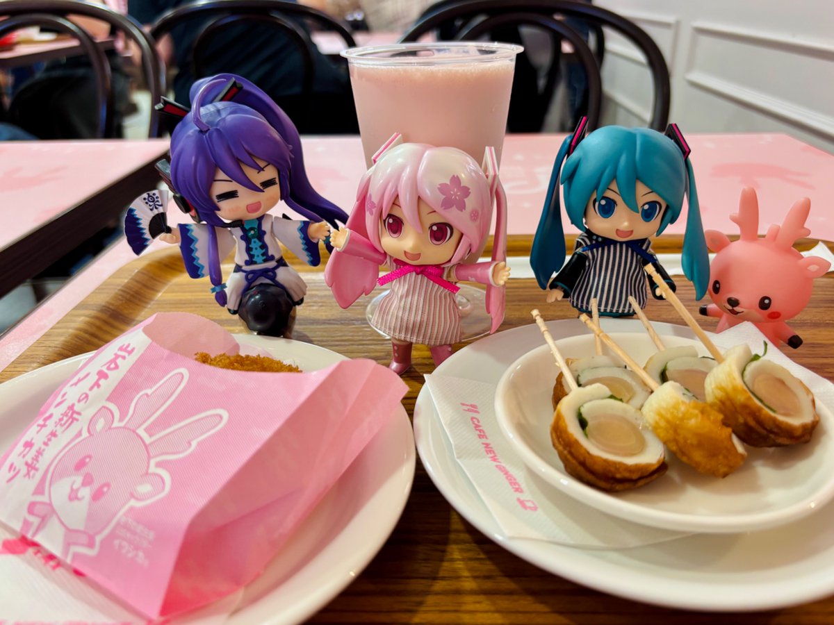 Moku_a31's tweet image. 7/28のお題【お弁当】フライング
岩下の新生姜メンチカツとちくわの
くるくる巻き🌀( ゚д゚)ンマッ!
これお弁当に入れて行きたいよ〜
ニュージンジャーラッシーも💯
ダヨちゃんの視線が熱い!
#ミクダヨー #桜ミクダヨー #神威がくぽ #岩下の新生姜ミュージアム #深夜の初音ミク撮影60分一本勝負