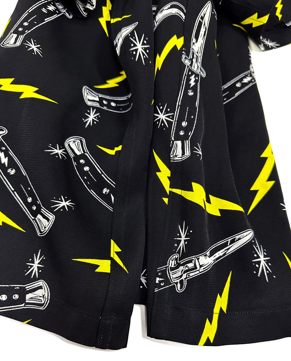 greed_store's tweet image. #creaturefromtheliving
●「SWiTCHBLADE」Rayon Shirt!!
国産高級レーヨンに全面シルクスクリーン・染み込みプリントで製作したオリジナル・ファブリック!!
上質な光沢感とシルクのような肌触りが最大の特徴!!
Sサイズは残り2着!!
◎ご購入はコチラ
greedxxx.shop-pro.jp/?pid=180368318