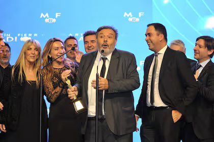 Intrusos's tweet image. Martín Fierro de Oro AM:
 Un buen momento (La Red)
Felicidades💘💘💘