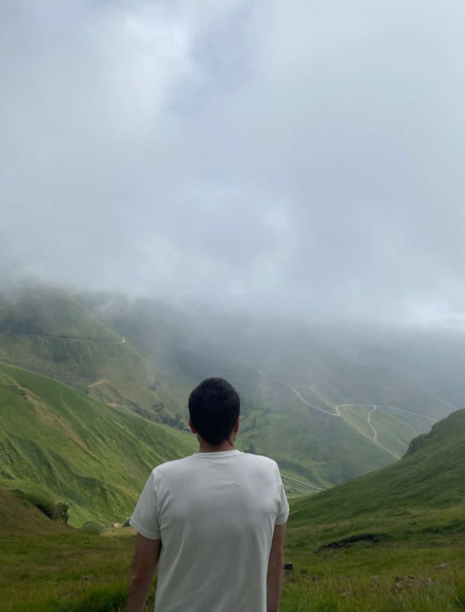 "Si tú no tuvieras nombre,
todo sería primero,
inicial, todo inventado, 
intacto hasta el beso mío.
Gozo, amor: delicia lenta
de gozar, de amar, sin nombre."
P S. #Poesía #Verano