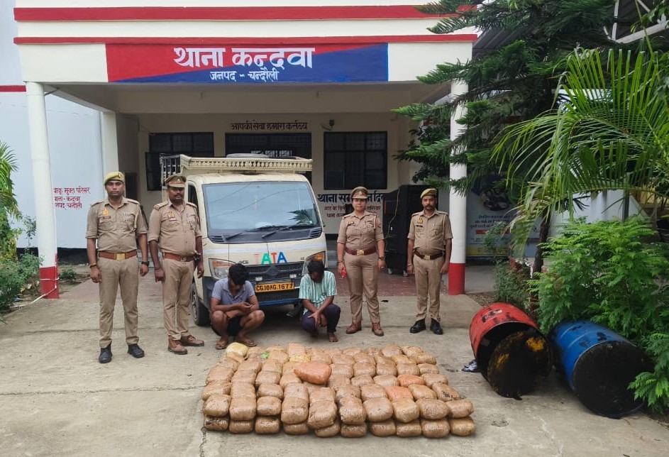 chandaulipolice's tweet image. #SP_Cdi @langeh_ips के निर्देशन थाना कन्दवा व स्वाट/सर्विलांस पुलिस टीम द्वारा संयुक्त कार्यवाही में मैजिक वाहन में तेल के ड्रम में भरकर ले जा रहे 121 पैकेटो में कुल 127 किलो अवैध गांजा बरामद कर तस्करी में संलिप्त 02 अभियुक्तों को किया गिरफ्तार।
facebook.com/share/p/1LnxeM…
#UPPolice