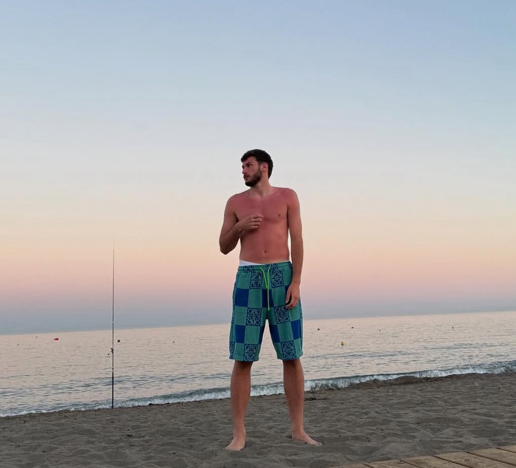 LMDPSG's tweet image. Ah ouais, il est pas fâché avec le soleil Kvara 🤣☀️