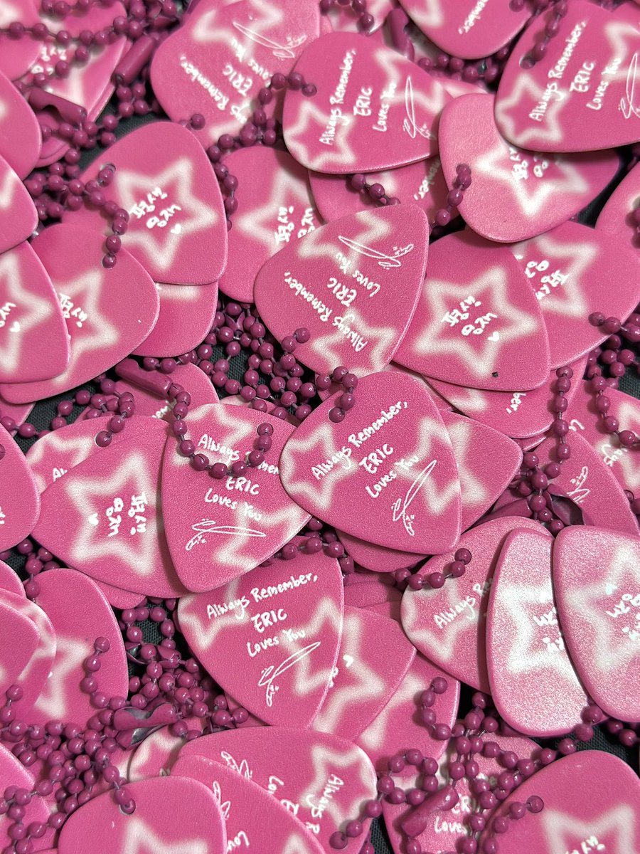 𝙏𝙃𝙀 𝘽𝙊𝙔𝙕 𝙒𝙊𝙍𝙇𝘿 𝙏𝙊𝙐𝙍: 𝙏𝙃𝙀 𝘽𝙇𝘼𝙕𝙀

더보이즈 에릭 기타 피크 키링 나눔 🎸❤️‍🔥

⛧ 8/8 - 8/10 
⛧ 수량 각 25ea
⛧ 에릭 프롬 50일 이상 
⛧ 시간 및 장소 당일 공지

#더보이즈 #THEBOYZ 
#에릭 #ERIC #손영재