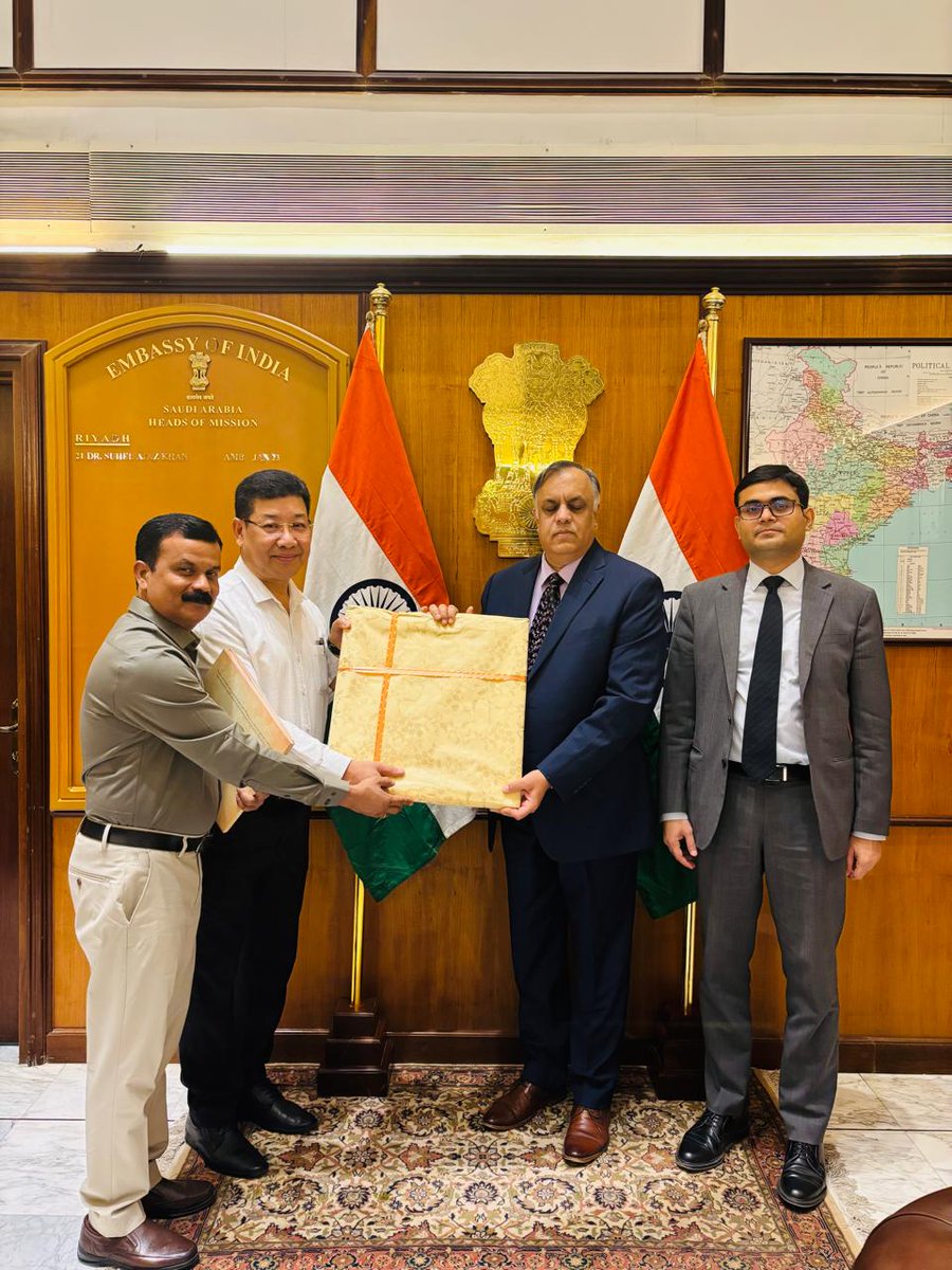 IN_Archives's tweet image. A team from #NAI, led by Dy. Directors Shri N. Raju Singh & Shri K.C. Jena, met Amb. Dr. Suhel Khan at @IndianEmbRiyadh. The visit supports collaboration with @Darahfoundation under the existing MoU.
Counsellor Shri Sharique Badr was also present. 🇮🇳🇸🇦
#CultureUnitesUsAll