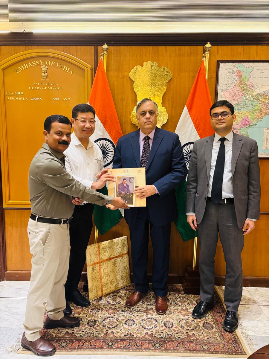 IN_Archives's tweet image. A team from #NAI, led by Dy. Directors Shri N. Raju Singh & Shri K.C. Jena, met Amb. Dr. Suhel Khan at @IndianEmbRiyadh. The visit supports collaboration with @Darahfoundation under the existing MoU.
Counsellor Shri Sharique Badr was also present. 🇮🇳🇸🇦
#CultureUnitesUsAll