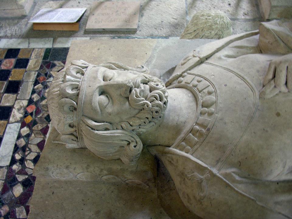 le 29 juillet 1108 décès du roi Philippe I, son corps est amené à l'abbaye de Fleury à Saint-Benoît-sur-Loire puis enterré sous le maître d'autel où son corps se trouve toujours intacte.