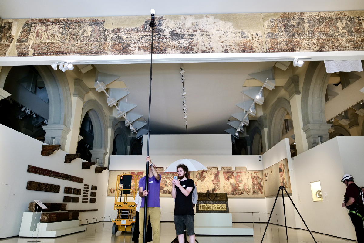 GobAragon's tweet image. 🖼️ Técnicos aragoneses trabajan en el levantamiento fotogramétrico de las pinturas profanas y murales de Sijena en el MNAC.
📍Los trabajos se han iniciado en la sala 17 del museo, donde se encuentran las pinturas profanas, y se prolongarán hasta el miércoles.
📎…