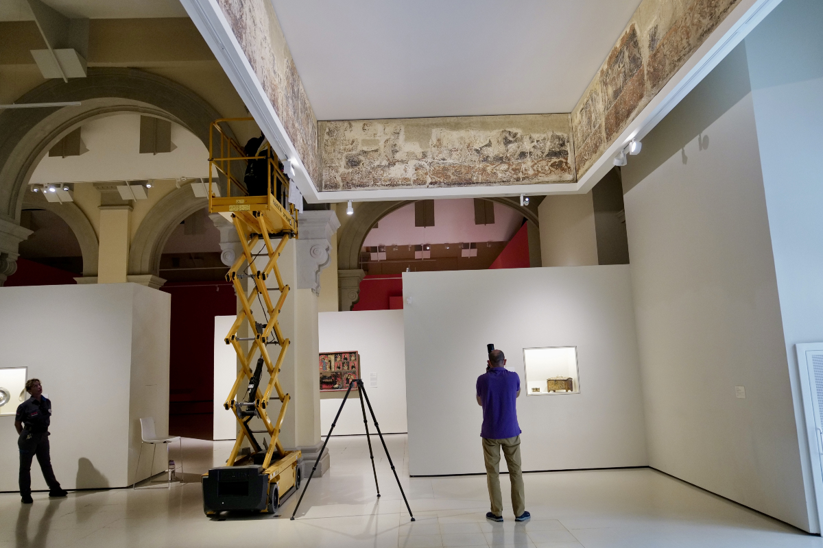GobAragon's tweet image. 🖼️ Técnicos aragoneses trabajan en el levantamiento fotogramétrico de las pinturas profanas y murales de Sijena en el MNAC.
📍Los trabajos se han iniciado en la sala 17 del museo, donde se encuentran las pinturas profanas, y se prolongarán hasta el miércoles.
📎…