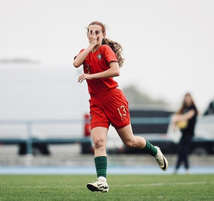 CurtaVermelha's tweet image. Matilde Matos 🇵🇹
Com apenas 15 anos, a Matilde Matos já se estreou na equipa B e, a par da Carolina Tristão, foi a melhor marcadora das S19 do Benfica na temporada passada com 10 golos. É uma médio centro canhota, que se destaca pelos golos de fora da área, e as cavalgadas onde…
