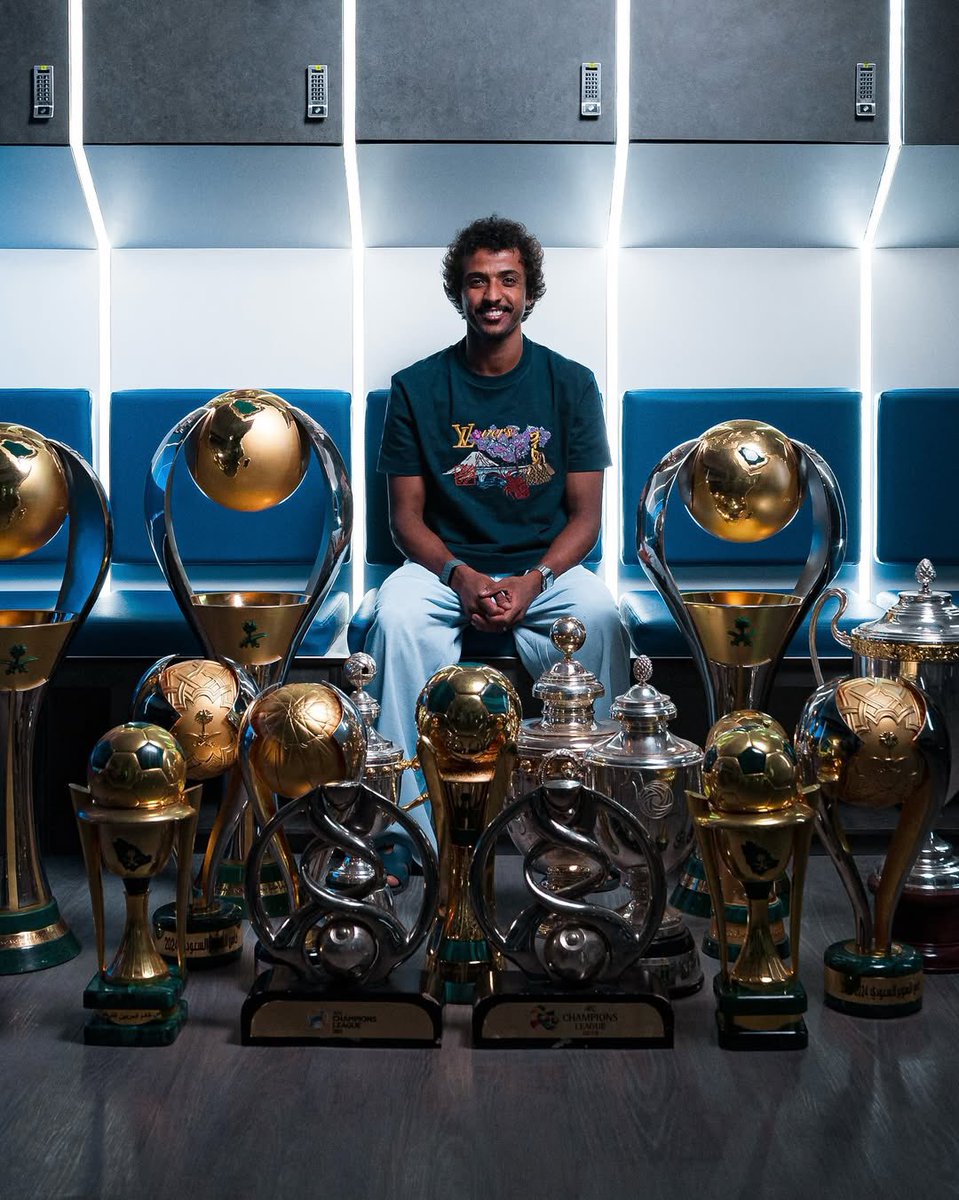 baytAlhilal's tweet image. 📸 'ياسر الشهراني' مع الكؤوس التاريخية في #الهلال.
تاريخ تحلم به أندية بأكملها 💙🏆