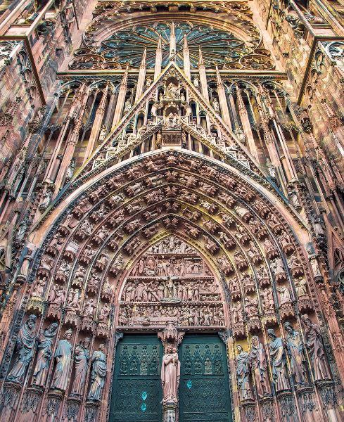 La France n’est pas simplement un pays

C’est la Fille aînée de l’Église, la terre où ont marché les saints, où les martyrs ont versé leur sang, et où la foi a élevé la pierre jusqu’à la gloire.