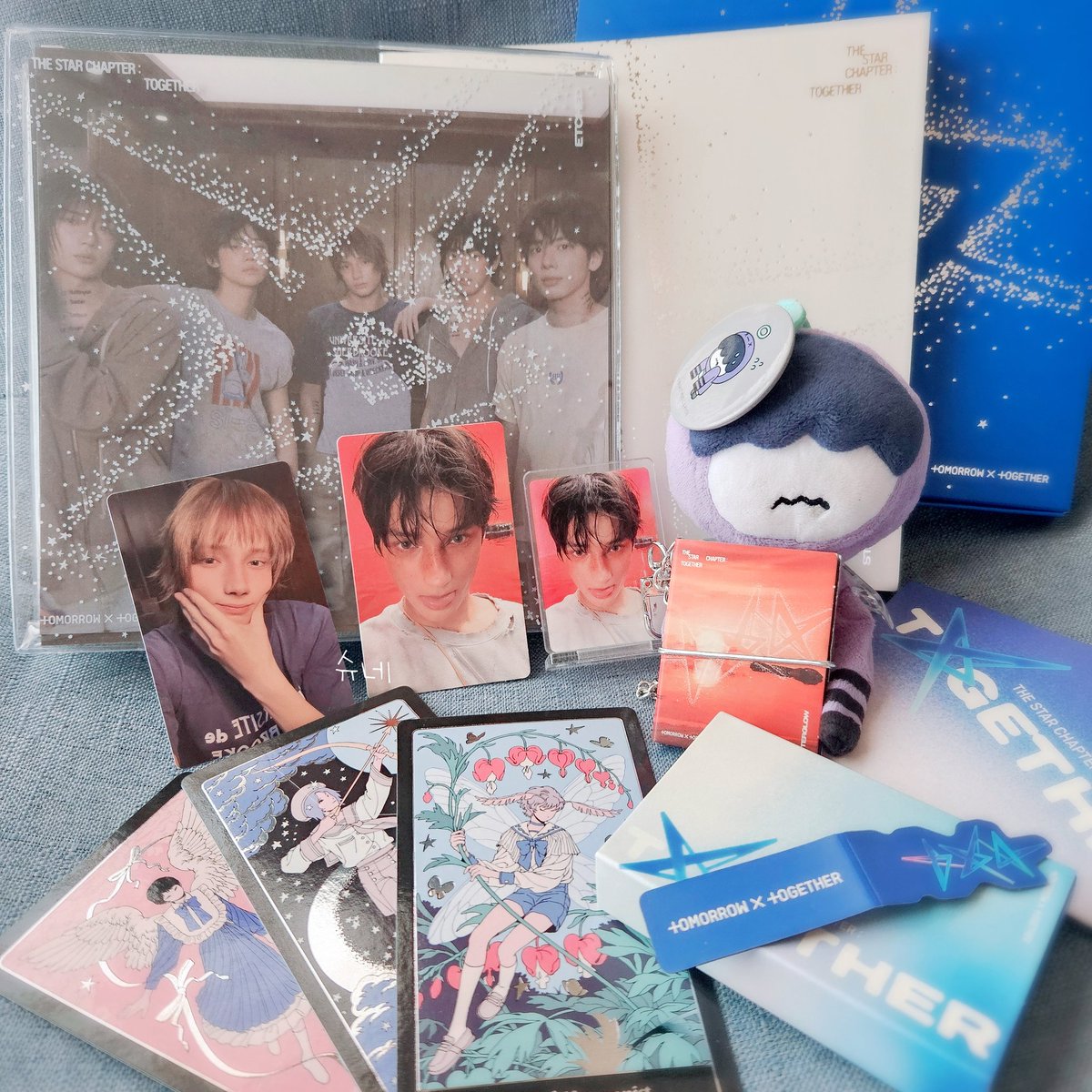 beomkaischnee's tweet image. 寝る前にスミン・ミュス端末チェックしながら今日グローバルから届いたTOGETHERを見てにやにやしている🫶
一番欲しかったブックマークはあと5個くらい欲しい🤭(しおりよく紛失する)
宝物が増えて嬉しいな🥰
#WheresHhmny
#HHMNYARING #흠냐링 #フムニャリン
#HUENINGKAI #휴닝카이 #ヒュニンカイ
#TXT