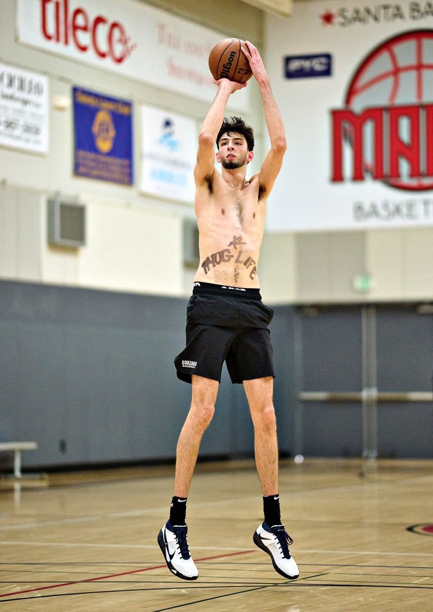 fadowiggins's tweet image. FELIZ CHET HOLMGREN DAY!

Hoje, na cidade de Oklahoma, é comemorado o dia do Tripa Seca, DPOY da temporada 2025-26!

Ele é mídia, não é fofoca.