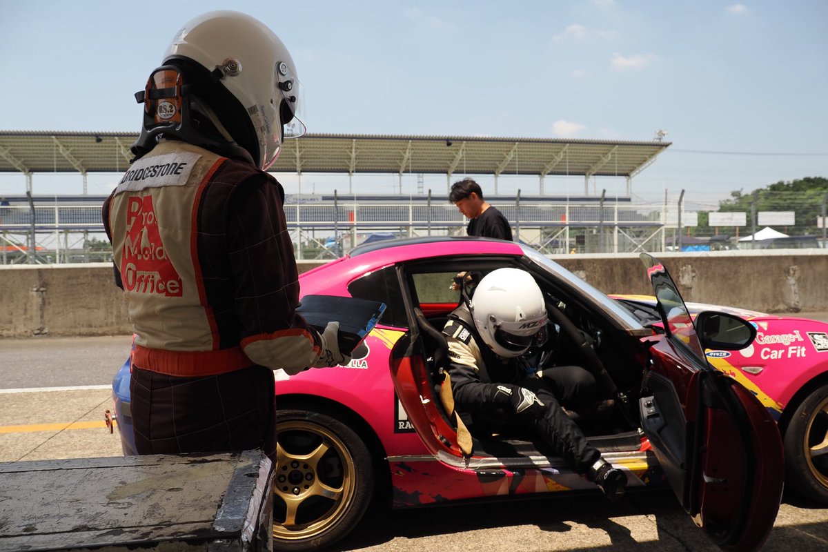 jishikaw8's tweet image. 週末のマツ耐。筑波は37度でした。リザルトは総合、クラスともに2位。最後にSCが入りほぼほぼ1周差を一気に縮めてドラマチックな展開を見せられそうでしたが、SC介入のままゴール。惜しかった。
@arumo2  さんいつもかっこいい写真ありがとうございます！