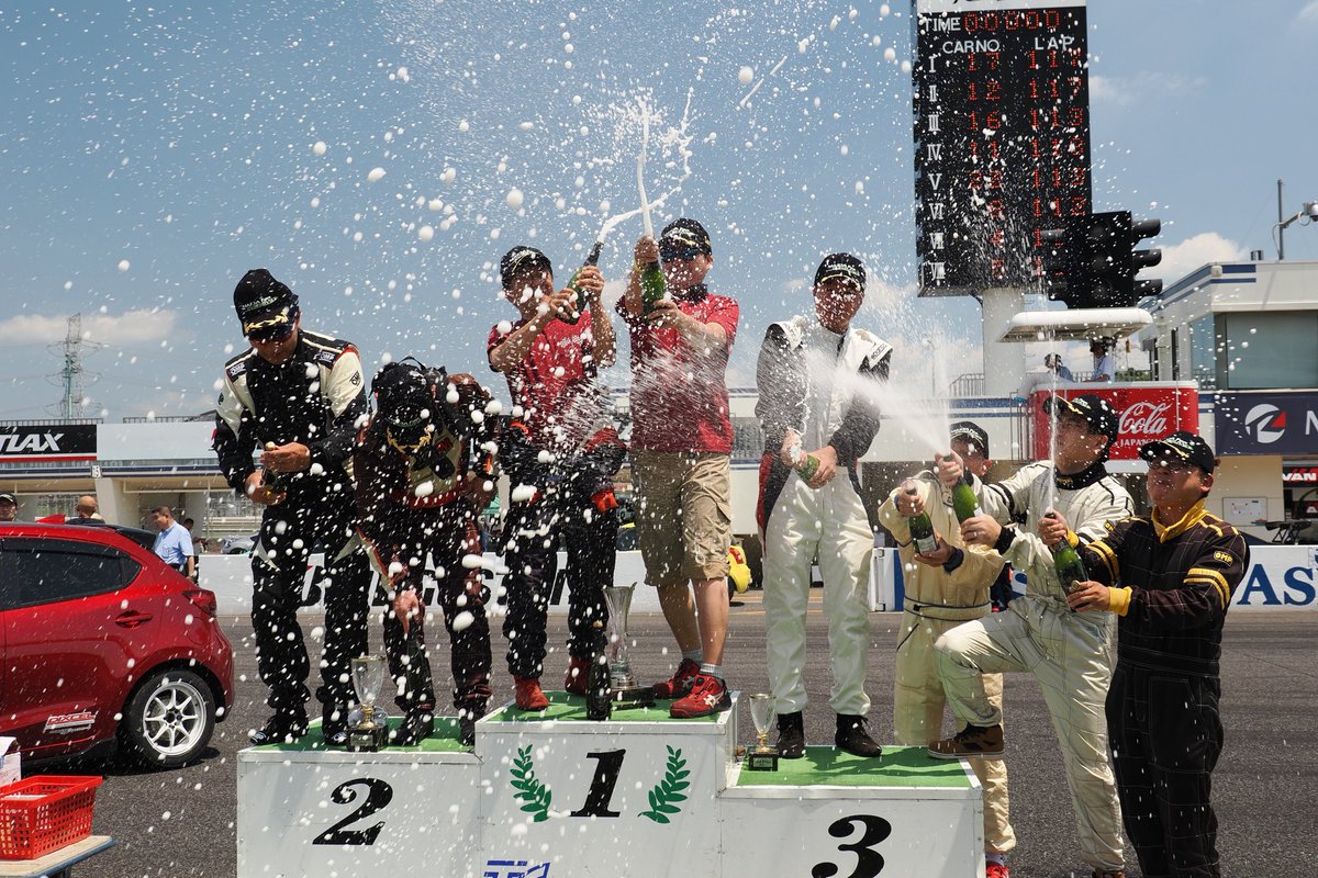 jishikaw8's tweet image. 週末のマツ耐。筑波は37度でした。リザルトは総合、クラスともに2位。最後にSCが入りほぼほぼ1周差を一気に縮めてドラマチックな展開を見せられそうでしたが、SC介入のままゴール。惜しかった。
@arumo2  さんいつもかっこいい写真ありがとうございます！