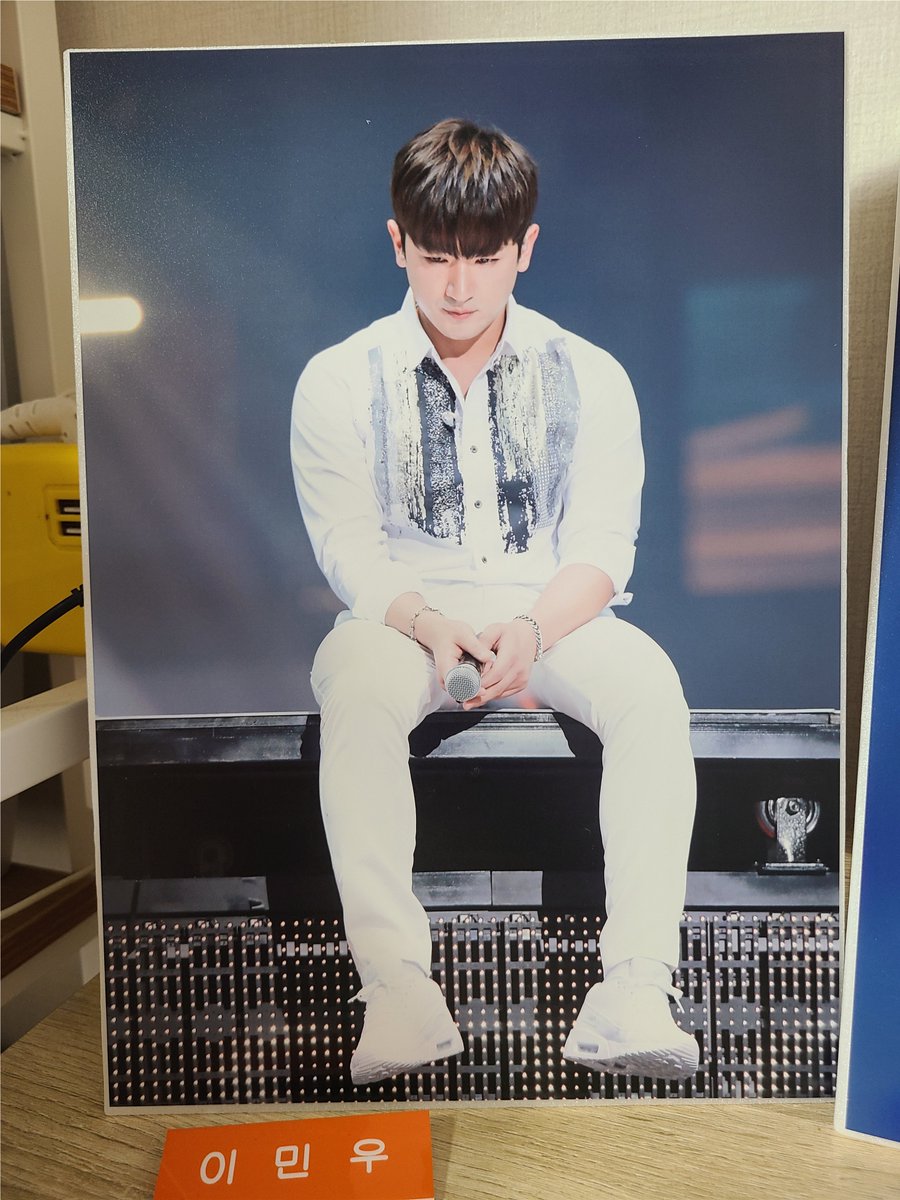 red_hood920's tweet photo. 간만의 우로빠 생일 카페🎂🎉🎉
민우오빠로 가득한 공간이 너무 좋아서 소리 지를 뻔😍
쿠키가 맛깔나게 귀엽고 우리 오빠는 더 귀여워요🥰🧡🧡

퀄리티 짱짱한 특전에 귀염뽀작한 우로빠 사진들까지 겟🍊
#Happy_M_Day #이민우_생일_축하해 
#여름_햇살처럼_빛나는_이민우의_생일을_축하합니다 https://t.co/itwZjHCTtB