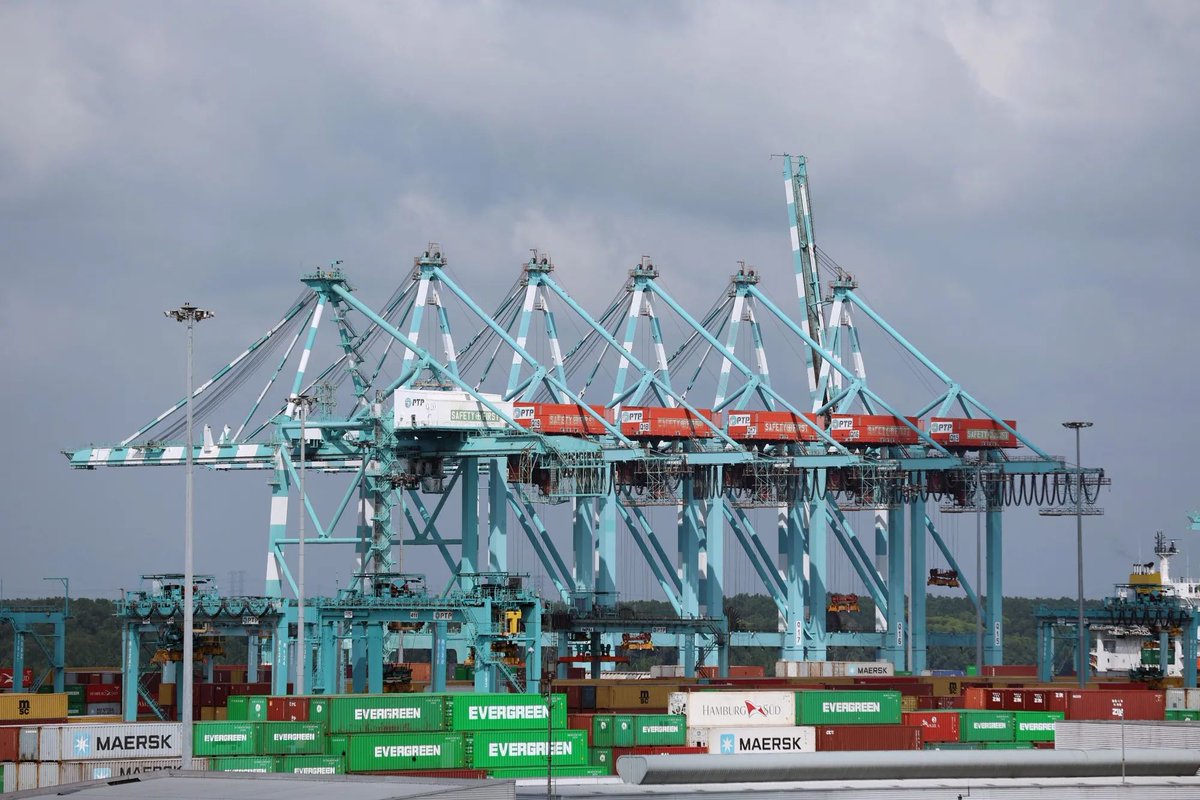 EkonomiRakyatMY's tweet image. Reuters melaporkan MMC Ports Holdings milik Syed Mokhtar sasar untuk memuktamadkan perbincangan bersama pelabur utama syarikat berkenaan seawal Ogos ini

Sumber mandakwa BlackRock, UBS Asset Management, PNB serta KWSP antara entiti yang berpotensi untuk turut terlibat di dalam…