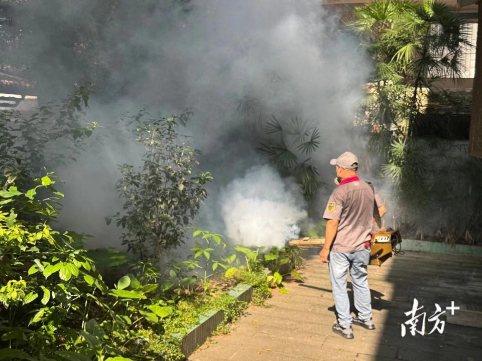 thisisGBA's tweet image. #Healthcare | From July 20-26, #Guangdong reported 2,940 local Chikungunya fever cases (all mild), with 4,824 cases year-to-date. 🦟📊
Meanwhile, Guangzhou Metro updated rules for mosquito repellents: spray-type repellents allowed (≤700ml/bottle, max 5 bottles), while…