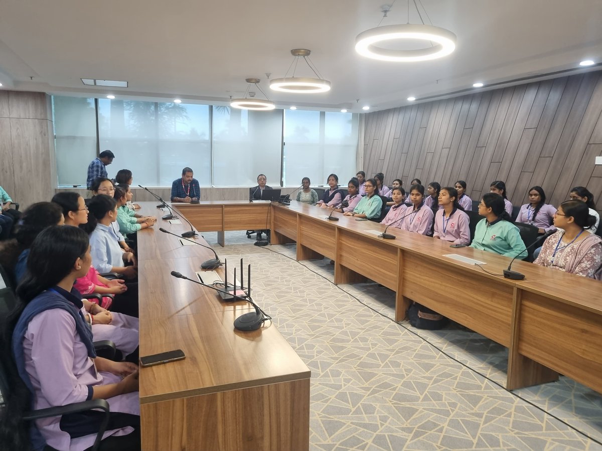 stpi_kolkata's tweet image. &quot;Students from National Skill Training Institute (W) visited STPI Kolkata for an industry exposure, where they were briefed on STPI’s initiatives, its diverse service offerings for the IT/ITES sector, and its pivotal role in nurturing the #StartupEcosystem.&quot;